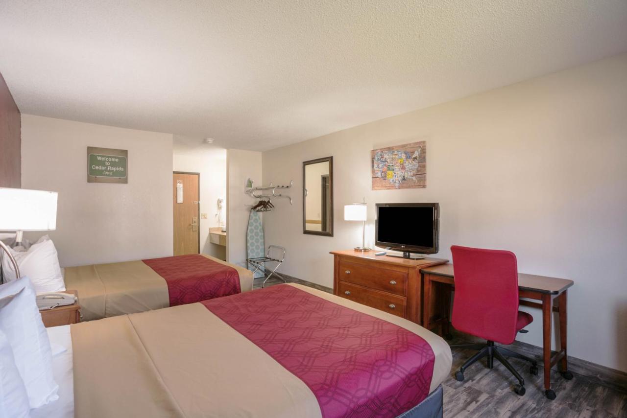 Econo Lodge Cedar Rapids Buitenkant foto