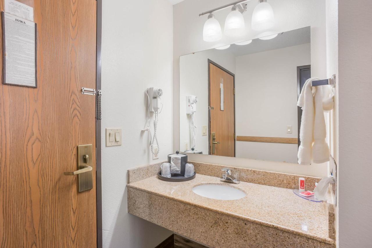Econo Lodge Cedar Rapids Buitenkant foto