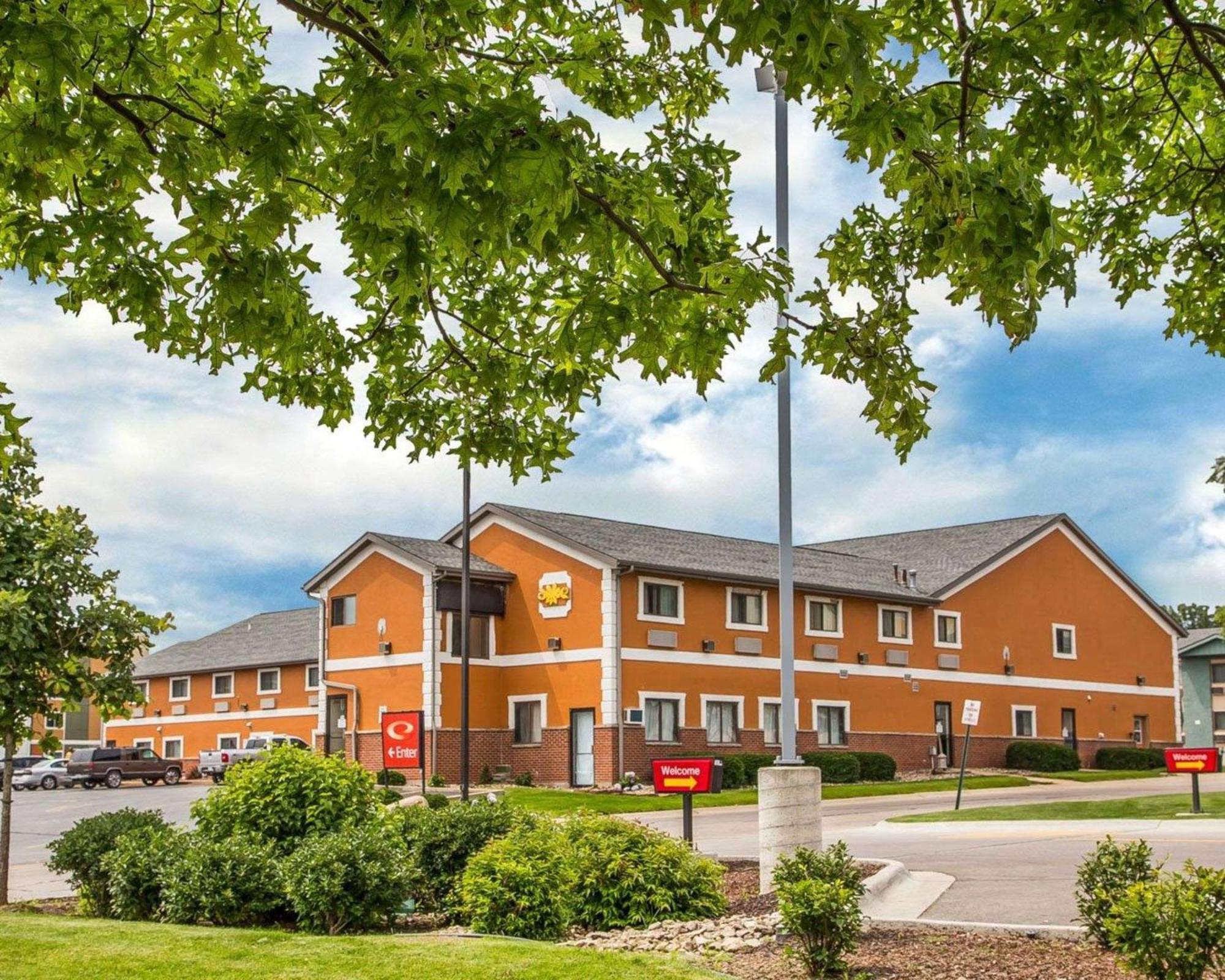 Econo Lodge Cedar Rapids Buitenkant foto