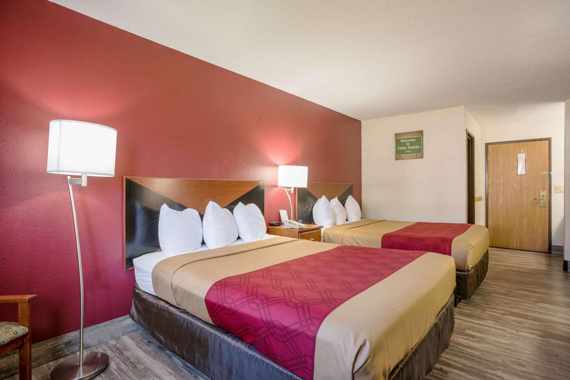 Econo Lodge Cedar Rapids Buitenkant foto