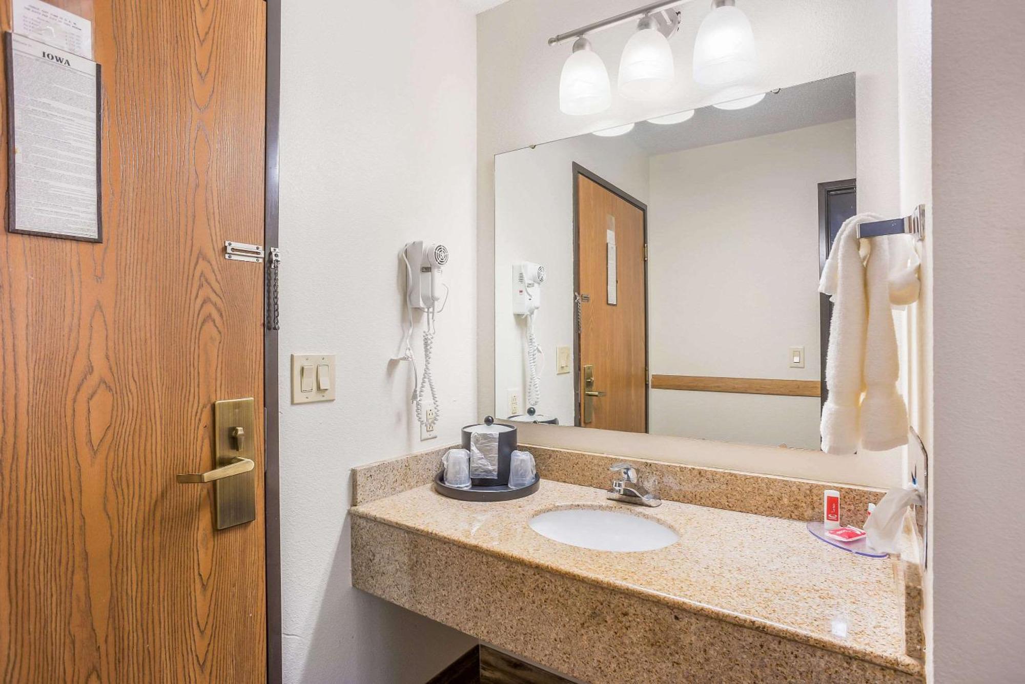 Econo Lodge Cedar Rapids Buitenkant foto