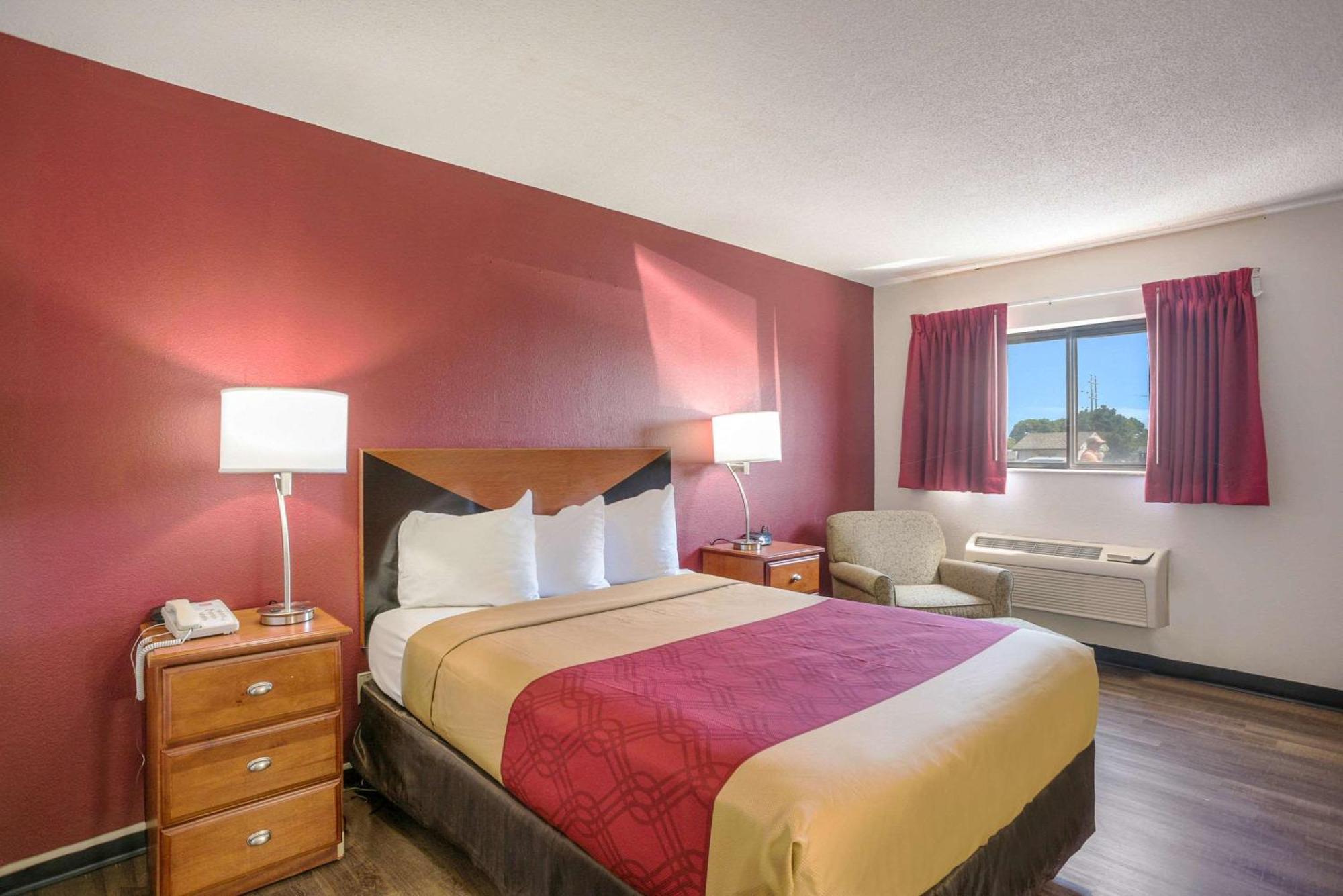 Econo Lodge Cedar Rapids Buitenkant foto